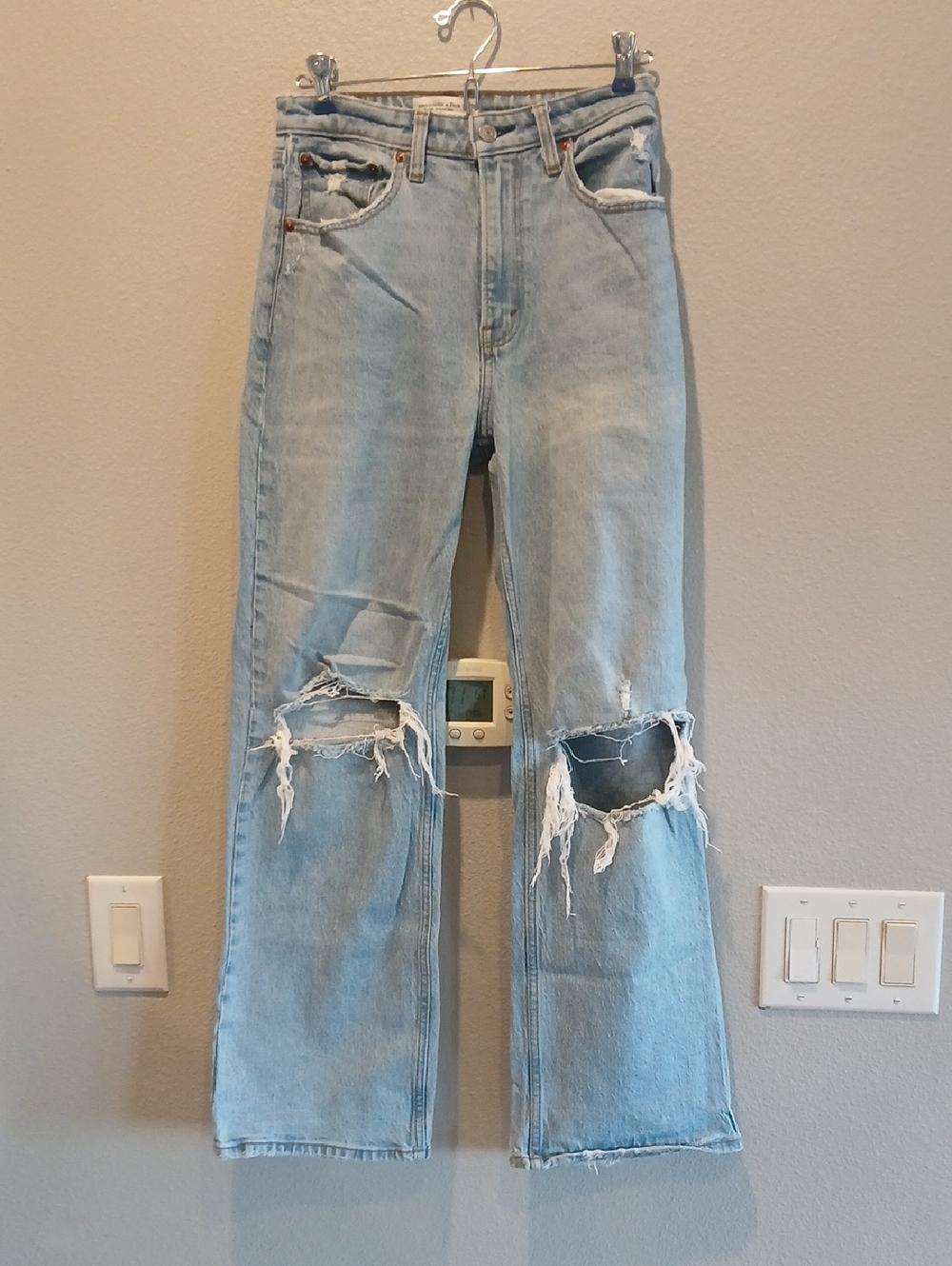 Abercrombie & Finch 26 curvy love 90's relaxed high rise size 2 distressed